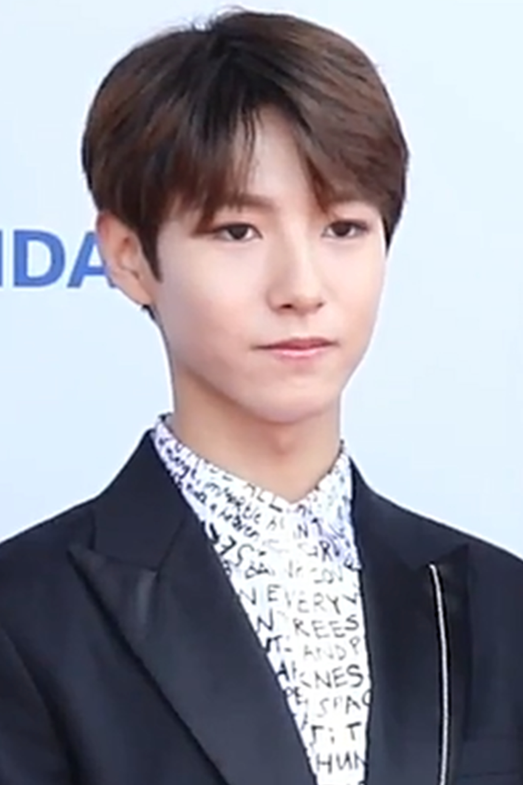 Renjun NCT DREAM tampil di atas panggung