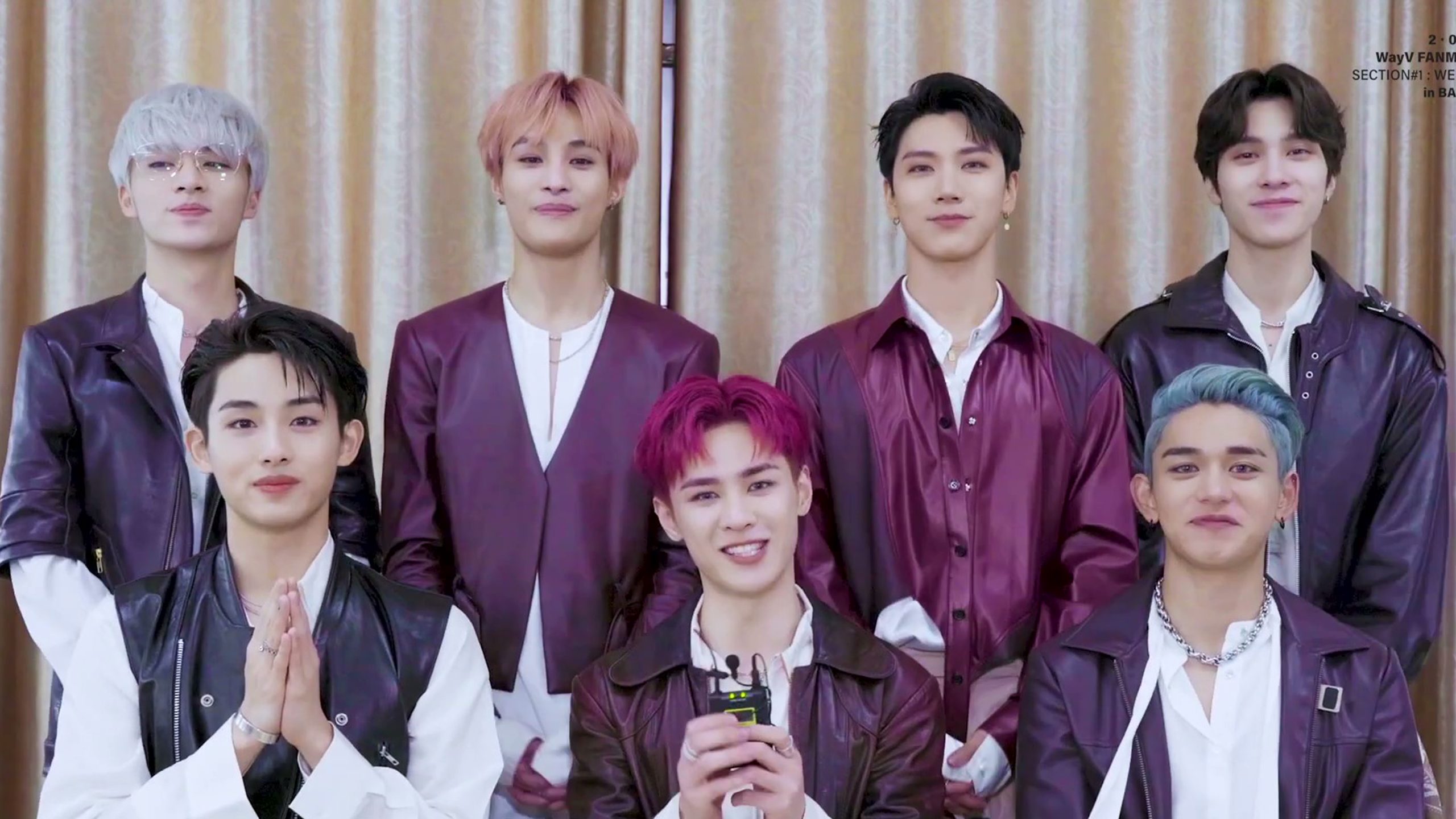 Member WayV menyapa fan dalam sebuah acara fanmeeting