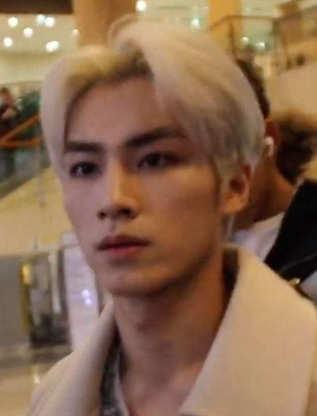 Xiaojun WayV tiba di bandara