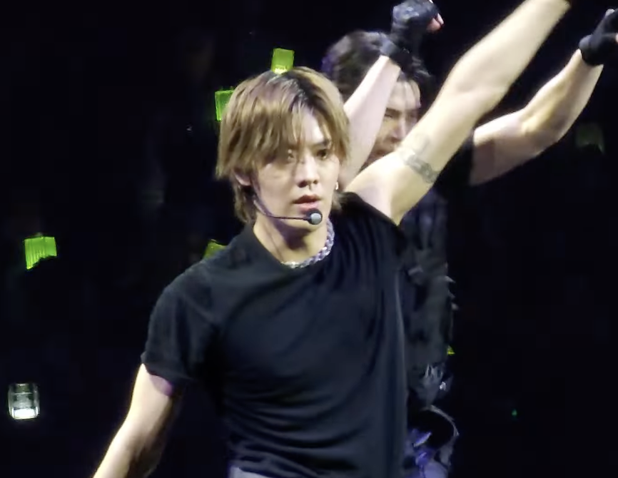 Yuta NCT 127 dalam promosi single Chain
